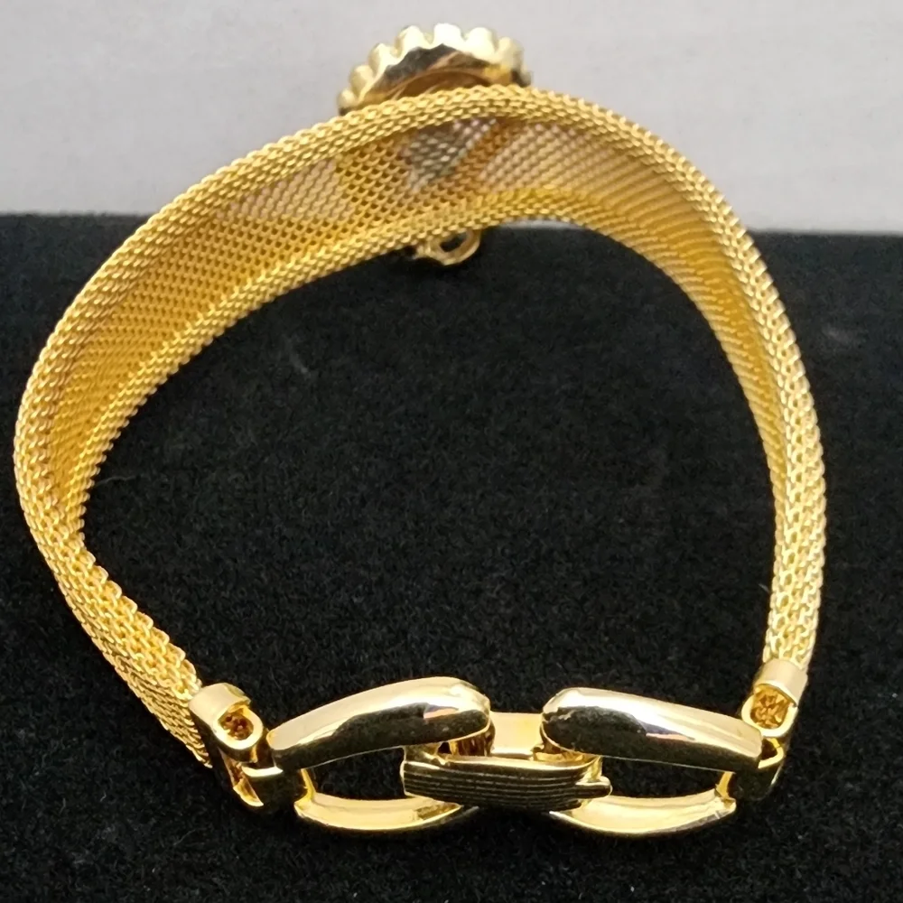 SE32 Elegant Vintage Gold Mesh Bracelet with Shell Design & Green Rhinestone